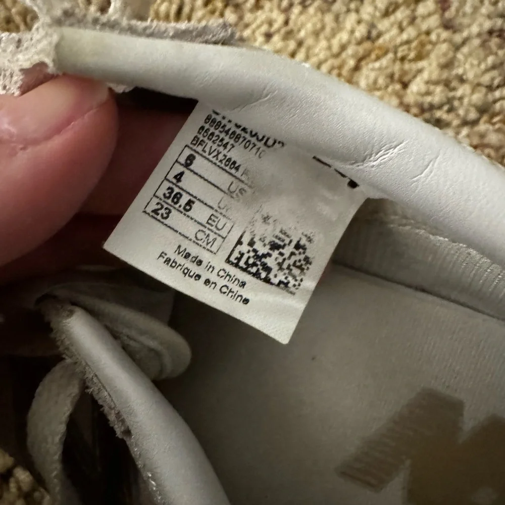 New Balance Kids Cream Sneakers with Gold Logo - Picture 3 of 3